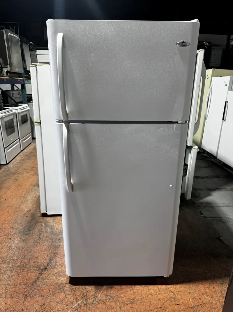 Kelvinator 30-In White Top-Freezer Refrigerator – 18.1 Cu. Ft., Model Katr1816Mw6 (Refurbished) 1