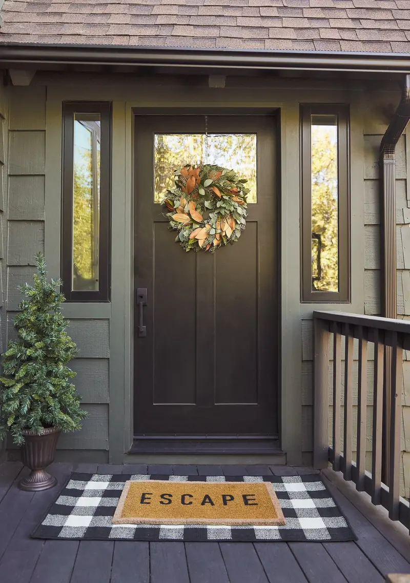 Magnolia & Seeded Eucalyptus Wreath – Handcrafted Arrangement 1