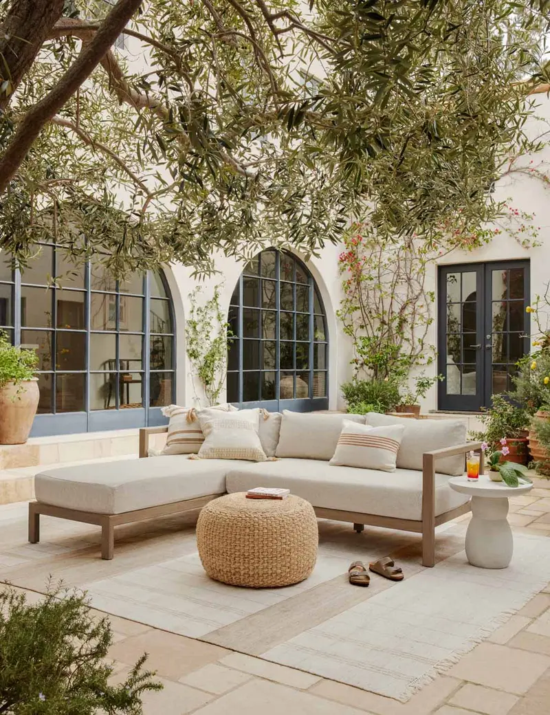 Valencia Weather-Resistant Indoor/Outdoor Rug 1