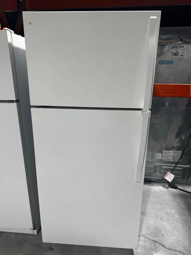 Whirlpool 28" Top-Freezer Refrigerator In White Wrt134Tfdw00 — Refurbished 1